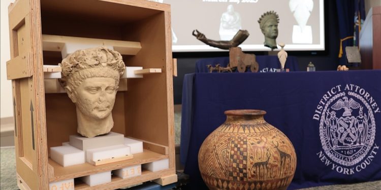 ABD’de ele geçirilen 12 tarihi eser, Türkiye’ye iade edildi