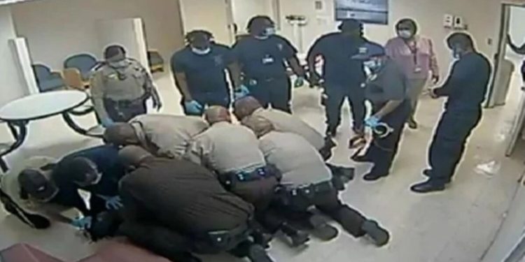 ABD’de siyahi genç, gözaltında nefessiz kalarak öldü