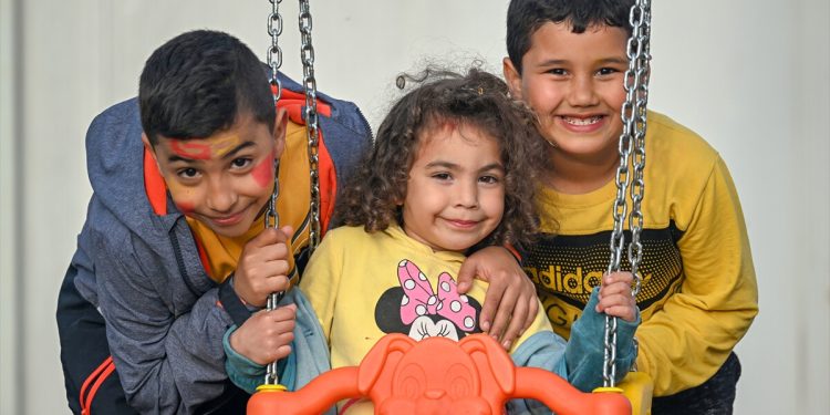 Adıyamanlı depremzede çocukların tebessümü, zorlu günlerde umut veriyor