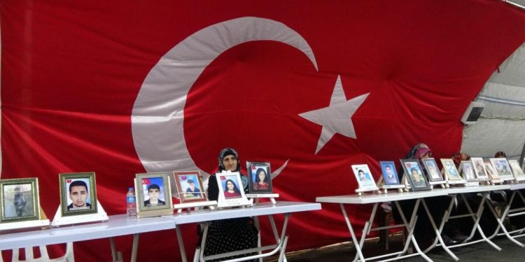 Ailelerin direnişi sürüyor! Diyarbakır’da evlat nöbeti bin 294’üncü güne ulaştı