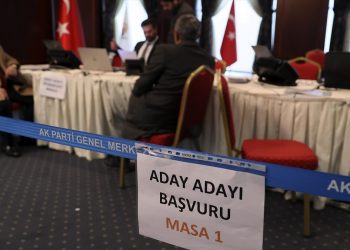 AK Parti’de temayül yoklaması öncesi partililerle toplantı