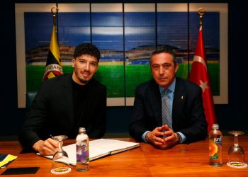 Altay Bayındır 4 yıl daha Fenerbahçe’de! Resmen imzaladı