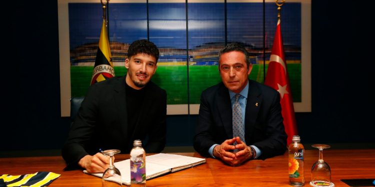 Altay Bayındır 4 yıl daha Fenerbahçe’de! Resmen imzaladı