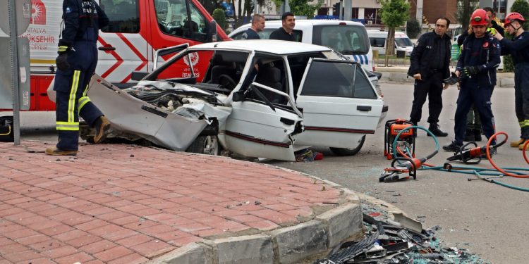 Antalya’da feci kaza! LPG yakıt tankı fırladı