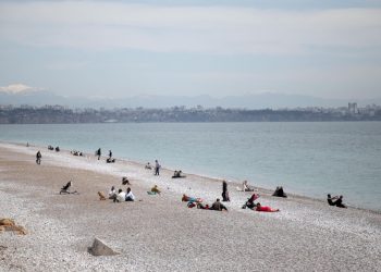 Antalya’da yaz havası! Güneşli havayı görenler soluğu sahillerde aldı