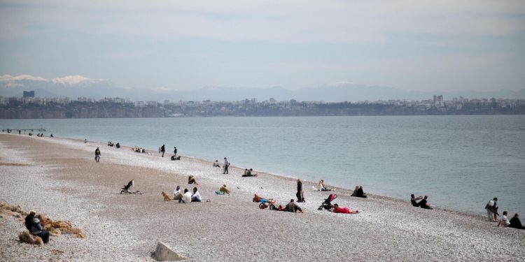 Antalya’da yaz havası! Güneşli havayı görenler soluğu sahillerde aldı