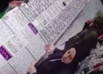 Arnavutköy’de yüzükleri ağzına koyarak çalan hırsız kamerada