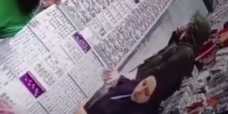 Arnavutköy’de yüzükleri ağzına koyarak çalan hırsız kamerada