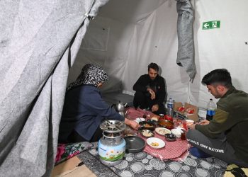 Asrın felaketinden etkilenen kentlerde depremzedeler ilk sahurunu yaptı