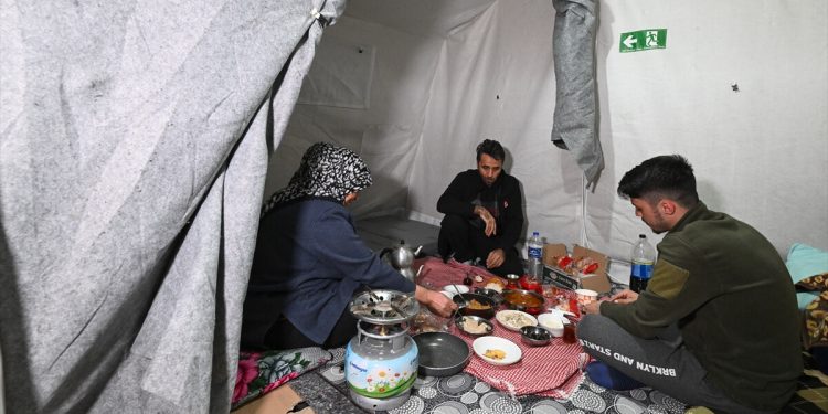Asrın felaketinden etkilenen kentlerde depremzedeler ilk sahurunu yaptı