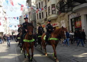 Atlı birlikler görevde! Taksim’de devriye gezerek yoğun ilgiyle karşılaştılar