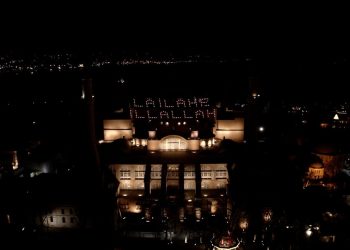 Ayasofya Camii’ne mahya asıldı