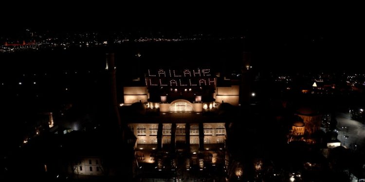 Ayasofya Camii’ne mahya asıldı