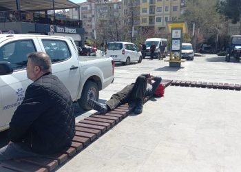 Aydın’da yanındaki kavgaya aldırış etmeden uykusuna devam etti