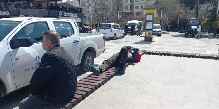 Aydın’da yanındaki kavgaya aldırış etmeden uykusuna devam etti