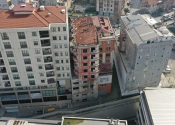 Bağcılar’da görüntüsüyle sosyal medyada gündem olan bina yıkıldı