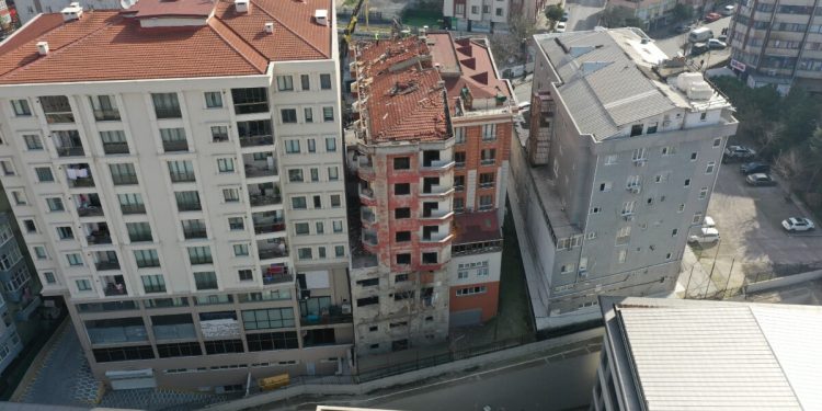 Bağcılar’da görüntüsüyle sosyal medyada gündem olan bina yıkıldı