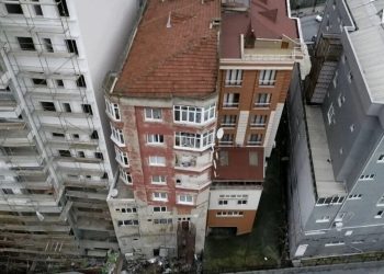 Bağcılar’da üst üste inşa edilen ve deprem korkusu saçan bina yıkılıyor