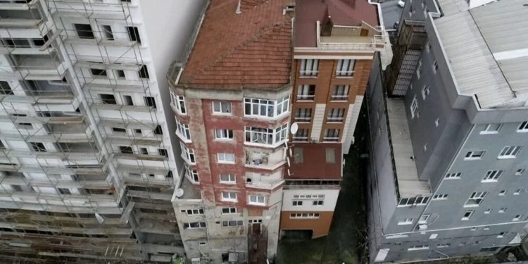 Bağcılar’da üst üste inşa edilen ve deprem korkusu saçan bina yıkılıyor