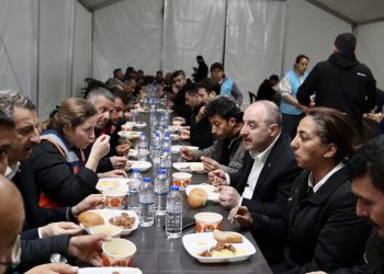 Bakanlar, Ramazan’ın ilk iftarında deprem bölgesine çıkarma yaptı