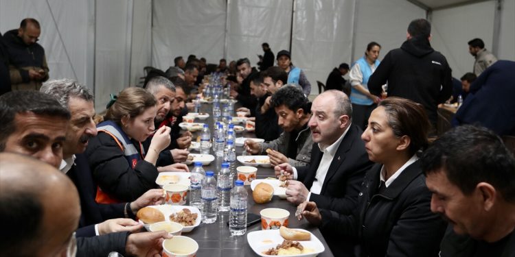 Bakanlar, Ramazan’ın ilk iftarında deprem bölgesine çıkarma yaptı