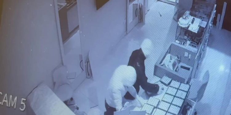 Başakşehir’de kuyumcu dükkanı soyulan işletmeci: 20 yıllık emeğimi 3 dakikaya sığdırmışlar