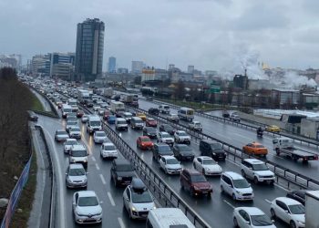 Basın Ekspres yolunda oluşan trafik sürücülerin çilesi haline geldi