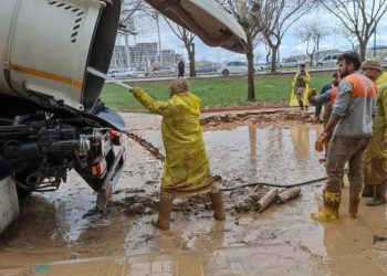 Batman’dan Şanlıurfa’ya gelen güvenlik korucuları selin izlerini ortadan kaldırıyor