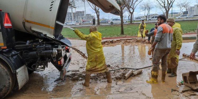Batman’dan Şanlıurfa’ya gelen güvenlik korucuları selin izlerini ortadan kaldırıyor