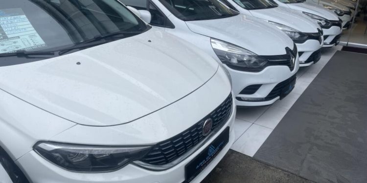 Bayilerde sıfır araç kalmadı: İkinci el piyasası hareketlendi