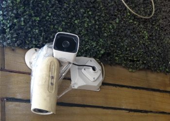 Beyoğlu’nda restorandaki boş masadan yemek yedi, sonra da kamerayı kırdı