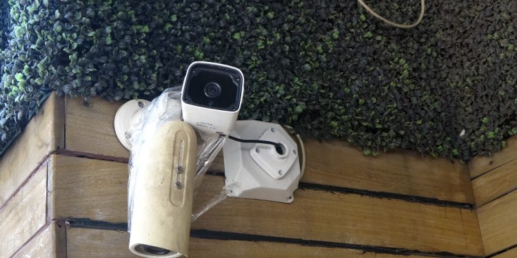 Beyoğlu’nda restorandaki boş masadan yemek yedi, sonra da kamerayı kırdı