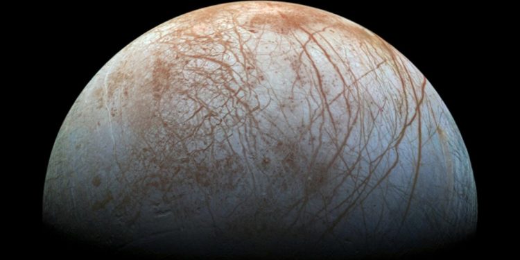 Bilim insanları Europa’nın dönen garip buz kabuğunun gizemini çözdü