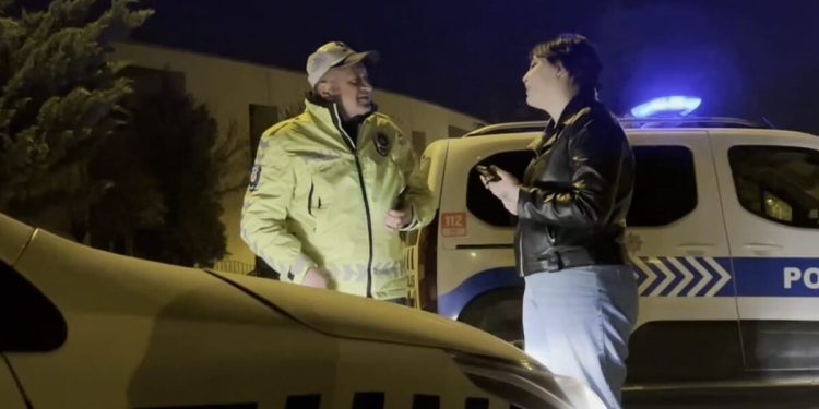 Bursa’da alkollü kadın polisten kelepçe istedi