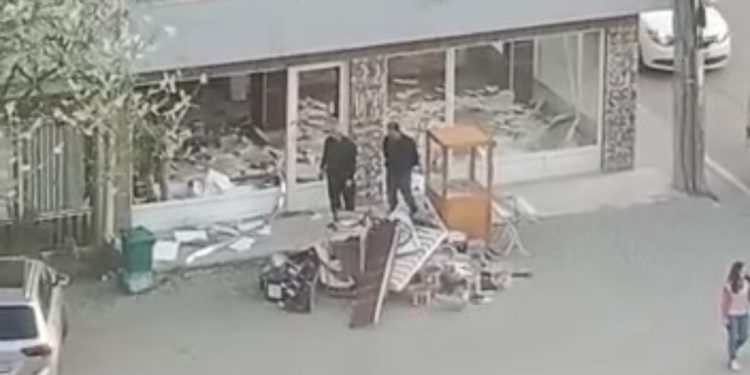 Bursa’da mülk sahibi ve kiracı kavgasında mağazadaki ürünler sokağa atıldı