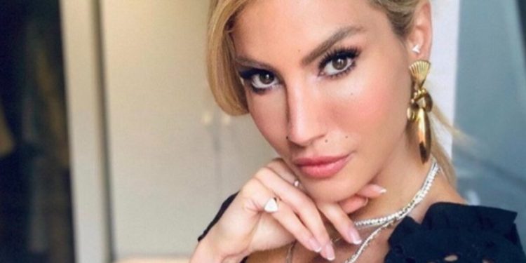 Çağla Şıkel’ın esmer güzeli ablası görenlerin aklını aldı: “Saklı bir mücevher gibisin”