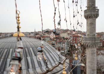 Camiler Ramazan’a hazır! Üsküdar’daki Valide-i Cedid Camisi’nin de mahyası asıldı