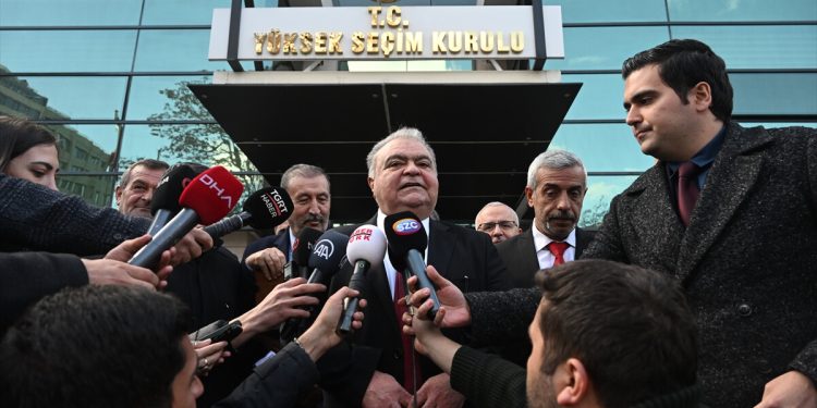 Cumhurbaşkanı adayı Ahmet Özal ilk gün 237 imza aldı