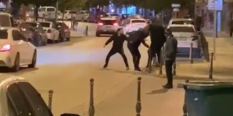 Denizli’de bıçaklı kavgada baba-oğul yaralandı