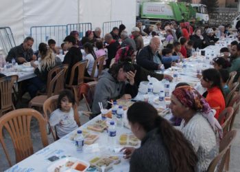 Deprem bölgesi Hatay’da ilk iftar yapıldı