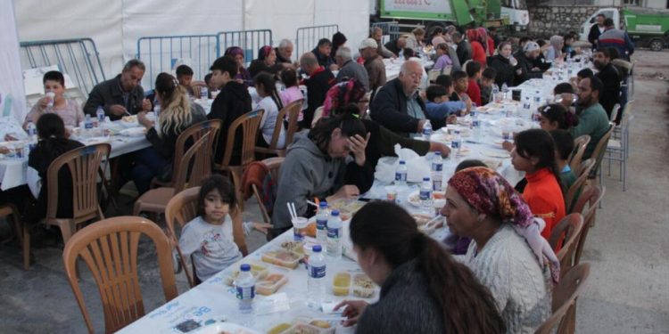 Deprem bölgesi Hatay’da ilk iftar yapıldı