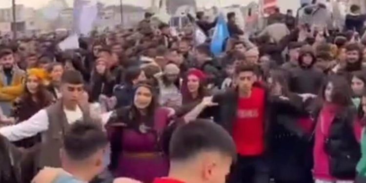 Deprem felaketine rağmen HDP’nin halaylı müzikli nevroz kutlamasına tepki