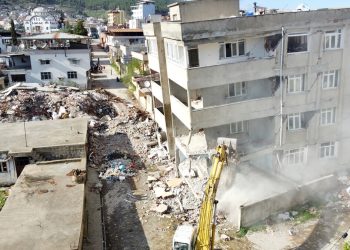Depremin vurduğu Hatay’ın Hassa ilçesinde enkaz kaldırma çalışmaları devam ediyor