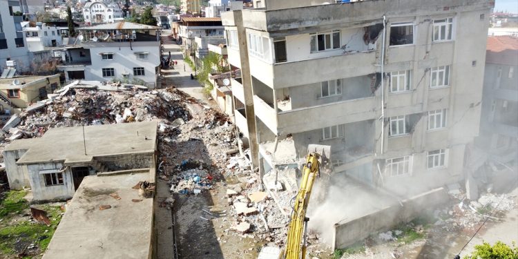 Depremin vurduğu Hatay’ın Hassa ilçesinde enkaz kaldırma çalışmaları devam ediyor