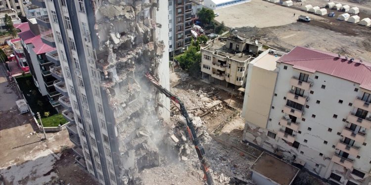 Depremin vurduğu Osmaniye’de ağır hasarlı binalarda çalışmalar devam ediyor