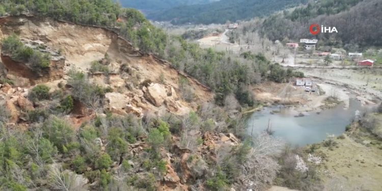 Depremin yardığı Amanos Dağları’nda oluşan göletler görüntülendi