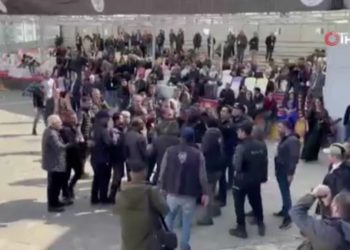 Diyarbakır’da Nevruz Bayramı kutlaması! Polise taşla saldırdılar