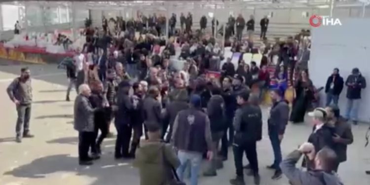 Diyarbakır’da Nevruz Bayramı kutlaması! Polise taşla saldırdılar