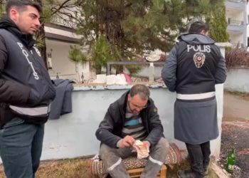 Elbistan’da 42 gündür nöbet tuttuğu enkazda kumbarasını buldu