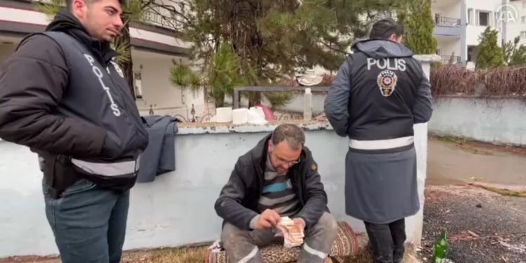 Elbistan’da 42 gündür nöbet tuttuğu enkazda kumbarasını buldu